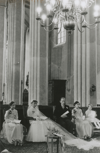 875883 Afbeelding van het bruidspaar P.A. (Piet) Bronius en M.H. (Rie) Noorland, met drie bruidsmeisjes gezeten op de ...